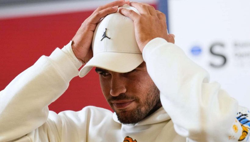 Alcaraz, l’allarme dalla Francia: “Potrebbe rimanere fuori 6 mesi”. I precedenti di Del Potro e Thiem preoccupano