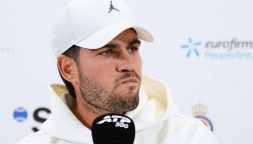 Alcaraz, svelato l’infortunio: cos’è la tenosinovite e il possibile rientro. Mahut insinua: “Djokovic non è dispiaciuto”