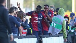 Cagliari, l'uragano Mendy avvicina la salvezza: due gol in 8', poi l’infortunio. Atalanta, Europa più lontana