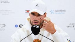 Alcaraz, anche Wimbledon a rischio: l’allarme di Corretja e Lopez. La sfida nel ranking con Sinner potrebbe essere stravolta