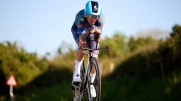 Itzulia, è sempre caos cadute: auto medica abbatte Landa