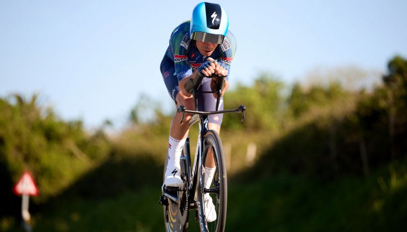 All'Itzulia cadute all'ordine del giorno: un'auto medica abbatte Landa, Seixas "dribbla" un tifoso a terra