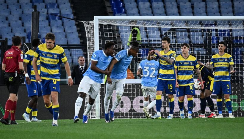 Lazio-Parma, moviola: l’arbitro va nel pallone tra mani, falli in area, fuorigioco e rigori negati