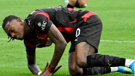 Leao, spunta il Barcellona ma a una condizione: la richiesta del Milan e i dubbi dei tifosi