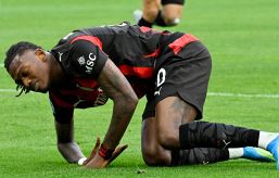 Leao, spunta il Barcellona ma a una condizione: la richiesta del Milan e i dubbi dei tifosi