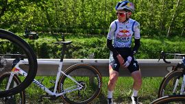 Lorenzo Finn in ospedale, brutta caduta al Tour of the Alps: le condizioni e gli altri 5 costretti al ritiro