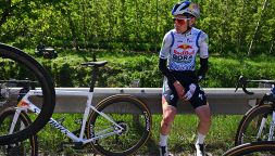 Lorenzo Finn in ospedale, brutta caduta al Tour of the Alps: le condizioni e gli altri 5 costretti al ritiro