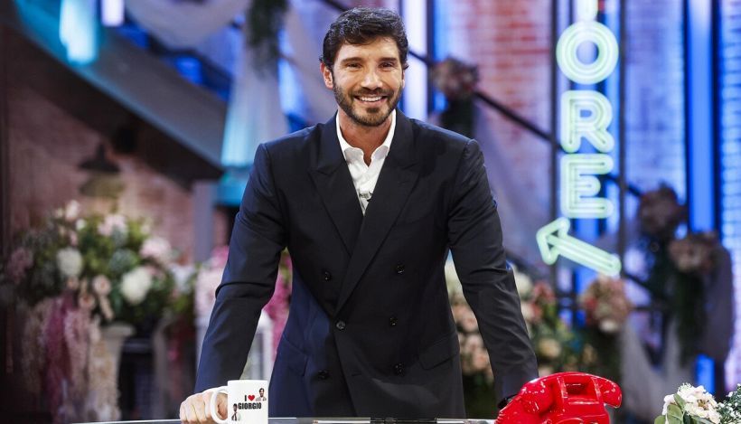 Stefano De Martino prende in giro "l'Avellinese" ad Affari tuoi, il siparietto offende i tifosi irpini