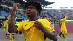 Orban, follia dopo Verona-Milan: manata sull'auto e rissa con un tifoso che chiedeva l'autografo. Il video