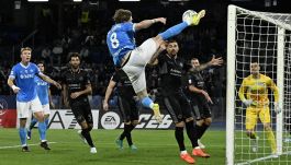 Napoli-Cremonese, moviola: la bandierina spezzata, lo sgarbo sul rigore, la macchia di McTominay