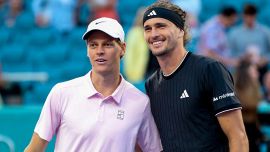 A Montecarlo è già Sinner contro Zverev: sfida a mini-tennis, Jannik coach dei bimbi, Sascha scappa in scooter