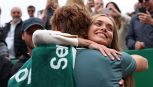 Laila Hasanovic come mai prima, l'abbraccio con Jannik Sinner sigla il patto che l'ha riportato al numero 1 del ranking ATP
