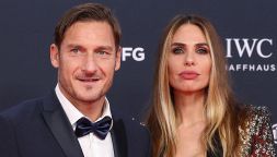 Salta l'udienza del divorzio Totti-Blasi, il capitano della Roma con Noemi Bocchi in vacanza mentre Ilary attende