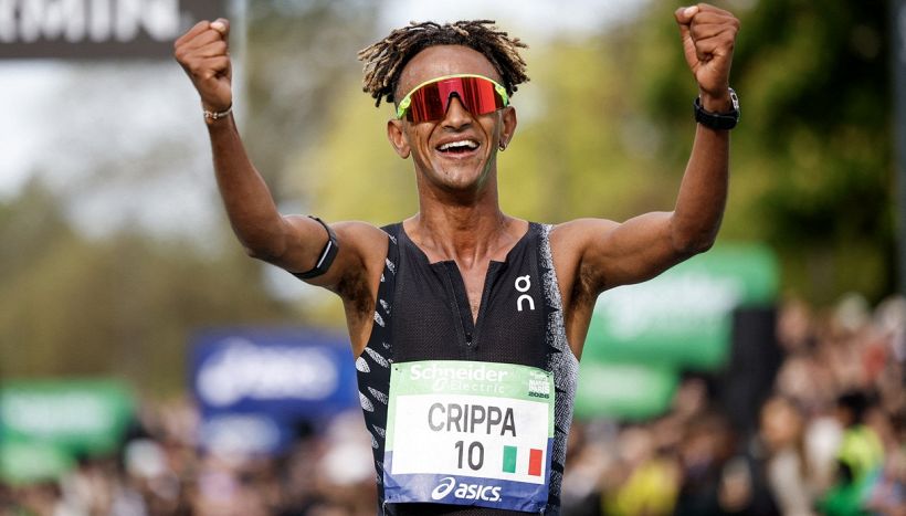 Yeman Crippa vince la maratona di Parigi, frantuma il record e diventa leggenda: "La mia carriera inizia oggi"