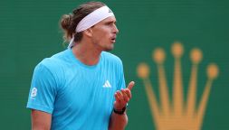Montecarlo, blackout Zverev ma piega Bergs: Sascha trova il "Piccolo Sinner" Fonseca e i suoi tifosi "molesti"