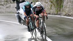 LIVE Giro d'Italia 2026 tappa 5 Praia a Mare-Potenza: cadute sotto il diluvio, Arrieta vince in volata ma Eulalio è Maglia Rosa