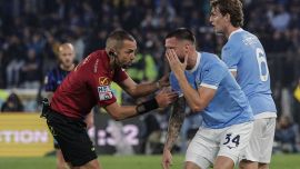 Lazio-Inter, moviola: dubbi sull’angolo del gol, il mancato rosso e il rigore negato