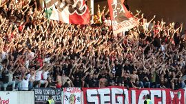 Bari in C: esplode la rabbia dei tifosi contro De Laurentiis, l'accusa del tecnico Longo