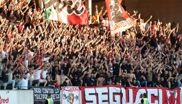 Bari in C: esplode la rabbia dei tifosi contro De Laurentiis, l'accusa del tecnico Longo