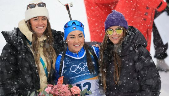 Dorothea, Magdalena e Caroline Wierer, chi sono le tre sorelle del biathlon azzurro e come sono approdate ad "Affari Tuoi" con Stefano De Martino