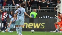 Cagliari-Udinese, moviola: svista sul rigore, Zaniolo fischiato a ogni palla, cori razzisti per Davis che esce furioso