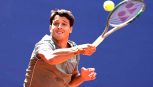 Darderi, figuraccia ad Amburgo contro De Minaur: litiga con l'arbitro, si lamenta del campo e crolla 6-0 6-3