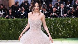 Eileen Gu regina del red carpet al Met Gala 2026 con un abito scultura surreale da 15.000 bolle vetro