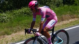 Giro d'Italia, la maglia rosa Eulalio a rischio penalizzazione: attacco in diretta tv, 'attento a fare così'