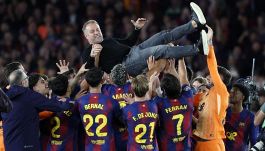 Barcellona, per Flick lacrime e gioia: muore il padre e vince la Liga. Sprofondo Real ma c'era rigore su Bellingham