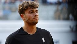 Disastro Cobolli ad Amburgo, preso a pallate da Buse: Flavio fuori da campione in carica, addio a 500 punti