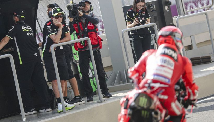 Pace tra Rossi e Marquez, Marc fa il primo passo e Marini si prende le libere a Le Mans. Male Bagnaia e Bezzecchi
