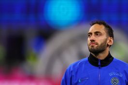 Inter, lo scudetto di Hakan Calhanoglu cucito con ago e filo. Rinnovo o addio, il futuro nelle mani del sarto