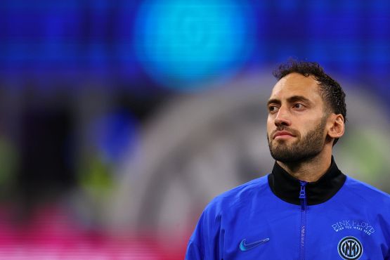 Inter, lo scudetto di Hakan Calhanoglu cucito con ago e filo. Rinnovo o addio, il futuro nelle mani del sarto