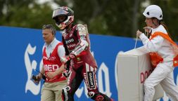 Bagnaia che rabbia, in un video prende a calci tutto. Tardozzi ha gli incubi e frena sul rientro di Marquez