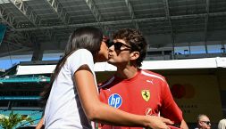 Leclerc e Alexandra, evviva gli sposi: a Miami scatta il bacio da pole position