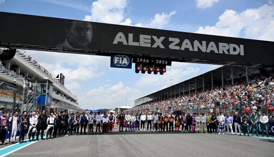 La F1 ricorda Zanardi prima della Sprint di Miami: piloti schierati in griglia, le parole di Hamilton e Domenicali