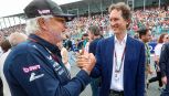 Ferrari, John Elkann a Miami: sorrisi e stretta di mano con Flavio Briatore, cosa si saranno detti