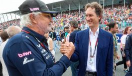 Ferrari, John Elkann a Miami: sorrisi e stretta di mano con Flavio Briatore, cosa si saranno detti