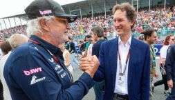 Ferrari, John Elkann a Miami: sorrisi e stretta di mano con Flavio Briatore, cosa si saranno detti