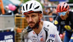 Giro d’Italia, paura per Adam Yates: commozione cerebrale e ritiro dopo la maxi caduta, UAE Emirates decimata