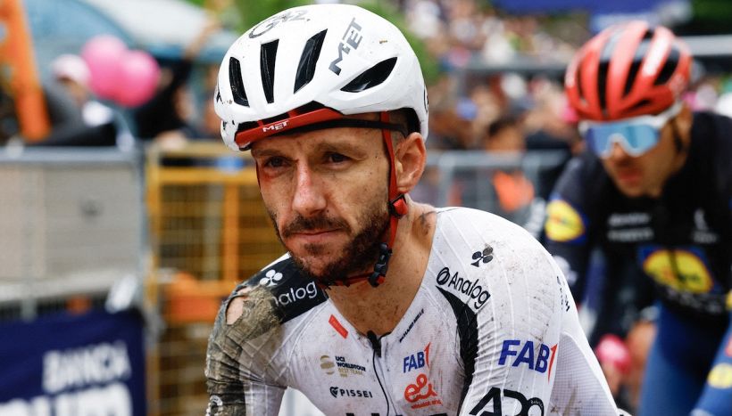 Giro d’Italia, paura per Adam Yates: commozione cerebrale e ritiro dopo la maxi caduta, UAE Emirates decimata