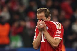 Bayern Monaco fuori dalla Champions, cosa resta di Harry Kane: l’immagine potentissima del volto coperto e un rispetto obbligatorio