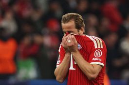 Bayern Monaco fuori dalla Champions, cosa resta di Harry Kane: l’immagine potentissima del volto coperto e un rispetto obbligatorio