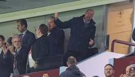 Europa League, principe William scatenato in tribuna per l’Aston Villa in finale: altro che galateo e modi regali