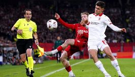 Friburgo-Braga, moviola: show dell’arbitro Massa, rosso dopo 6’, finisce con l’invasione di campo