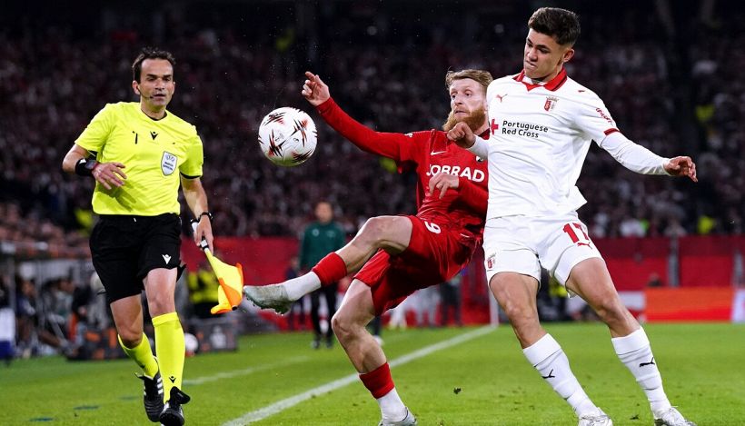 Friburgo-Braga, moviola: show dell’arbitro Massa, rosso dopo 6’, finisce con l’invasione di campo