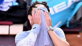 Internazionali, Musetti dolorante ma vincente: Lorenzo batte Cerundolo e scoppia in lacrime, la gamba preoccupa