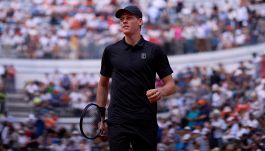 Internazionali d'Italia, Sinner supera Rublev in due set e strappa un record storico a Djokovic