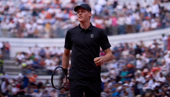 Internazionali d'Italia, Sinner supera Rublev in due set e strappa un record storico a Djokovic