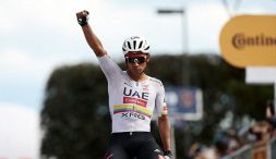 Giro d'Italia 2026 Tappa 8, Chieti-Fermo: trionfa Narvaez, attacco della maglia rosa. Ma Vingegaard guadagna